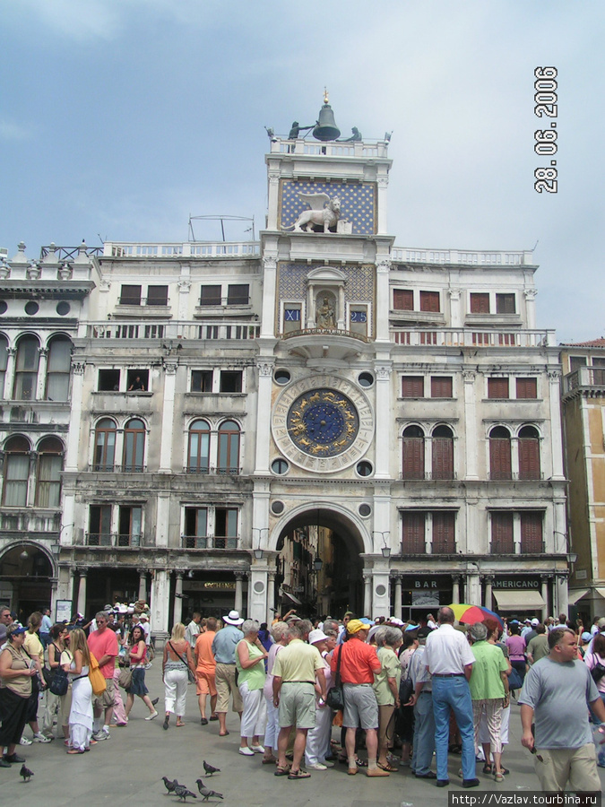 Туристы возле Часовой башни: все смотрят куда угодно, но не на неё... Венеция, Италия