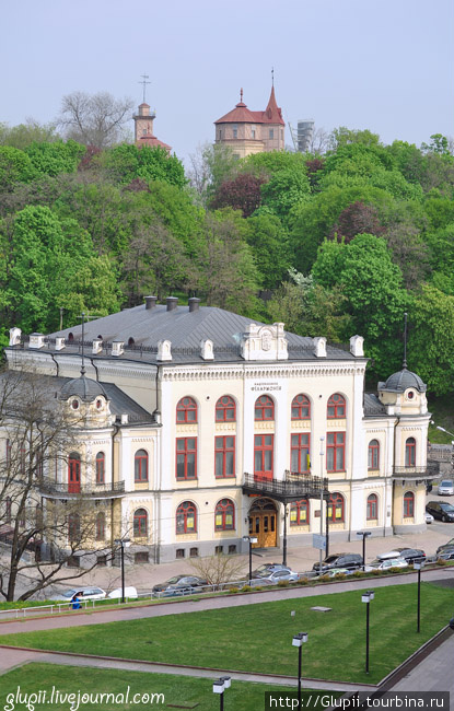 Здание Национальной Филармонии (мне упорно этот вид напоминает любимую мою Чехию). Киев, Украина