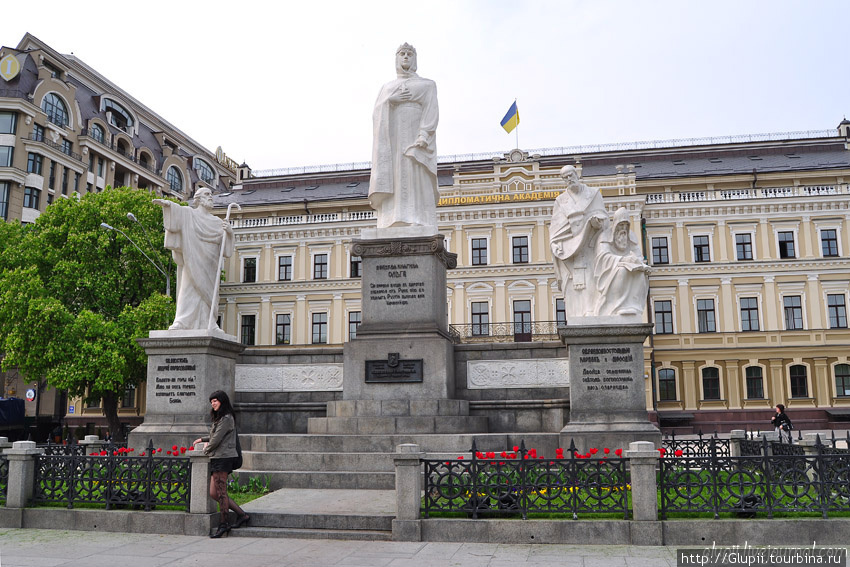 Памятник на площади перед Дипломатической академией. Киев, Украина