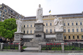 Памятник на площади перед Дипломатической академией.