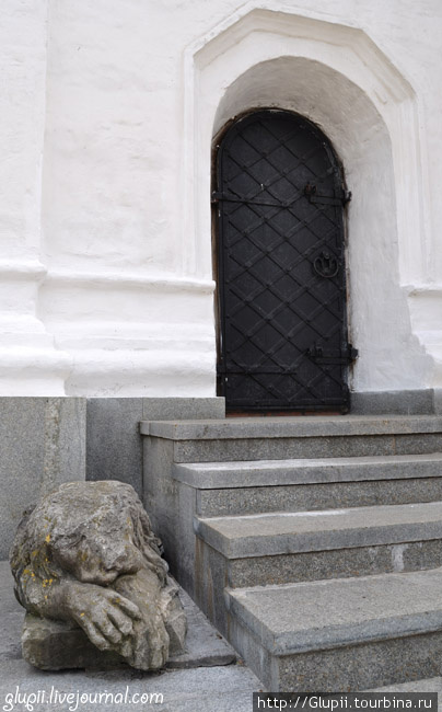 Старый-престарый уставший лев из Михайловского монастыря, жалко его очень. Киев, Украина