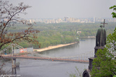 Памятник Святому Владимиру, крестившему Русь — визитная карточка Киева. 
Так же здесь где-то находится фуникулер.
