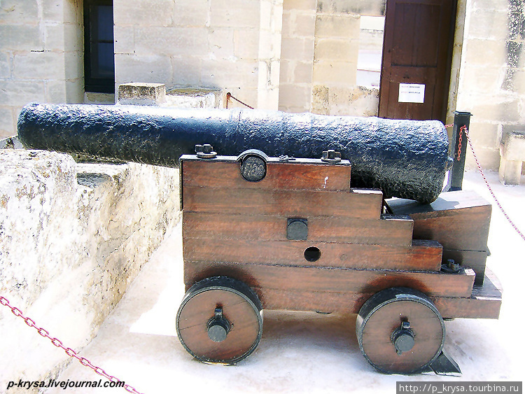 Для охраны башни установлены пушки Сент-Полс-Бей, Мальта