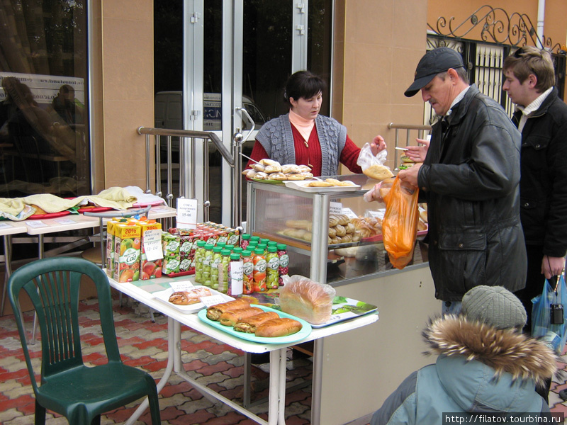 в ферале в Лазаревском на улице можно купить булочки и сдобу Лазаревское, Россия