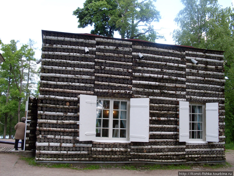 Берёзовый домик в парке. Гатчина, Россия