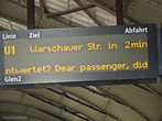 Точность — немецкий конек, так что отсчет весьма удобно ведется не с момента, когда ушел последний поезд (как, например, в привычном российском метро), а до момента прибытия следующего. Намного логичнее.