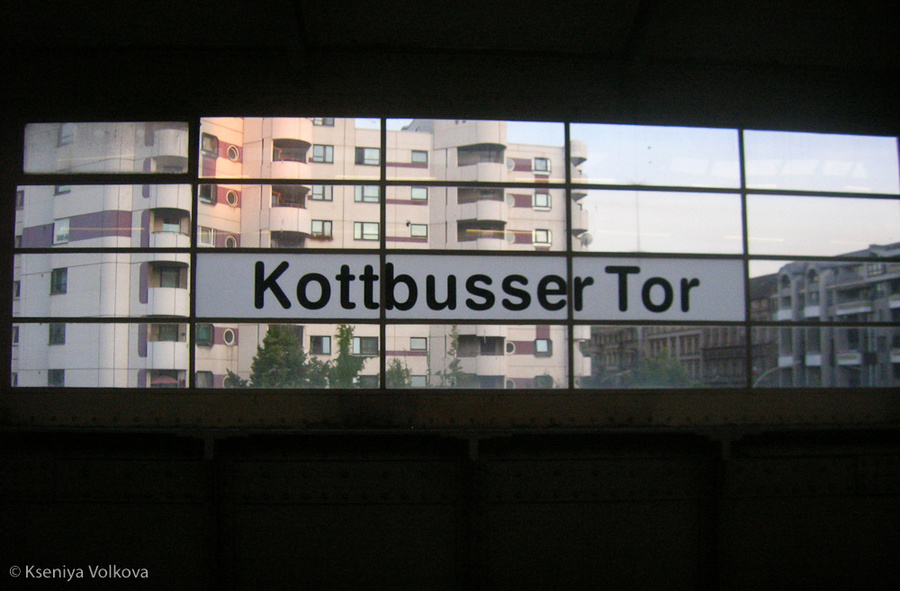 В Берлине порой станции метро находятся над землей, а станции S-bahn (городская электричка) — наоборот, под ней =) Берлин, Германия