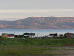 Поселок Vestre Jakobselv и противоположный берег Варангер-фьорда, освещенный полуночным солнцем