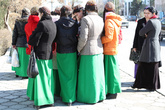 Компания школьниц. Об этом говорят их зеленые юбки — школьная форма туркмен.