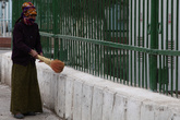 Уборка улиц. Уборщиков в Туркмении столько же, сколько и милиции — в два раза больше, чем других.