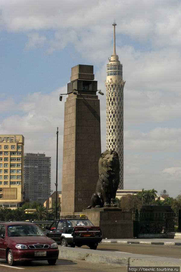 Въезд на мост охраняют львы Каир, Египет