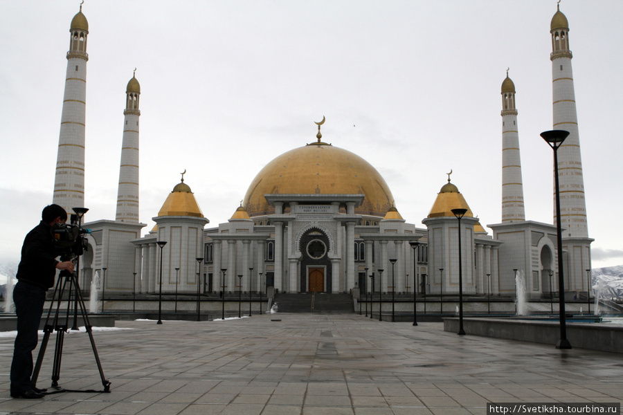 Мечеть снимает на камеру оператор государственного телевидения Turkmenistan Ашхабад, Туркмения