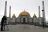 Мечеть снимает на камеру оператор государственного телевидения Turkmenistan