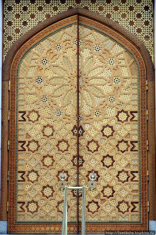 Входная дверь в мечеть Ашхабад, Туркмения