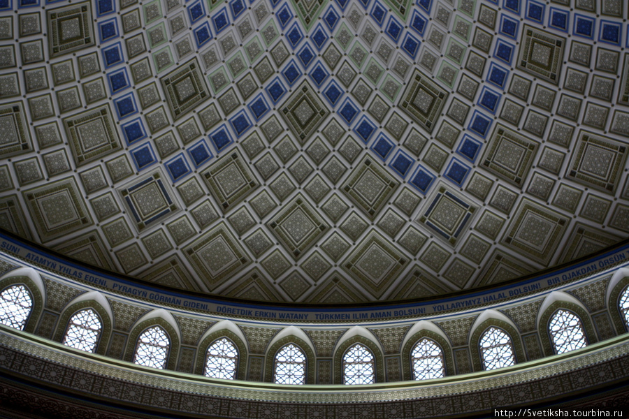 Внутреннее убранство потолка мечети Ашхабад, Туркмения