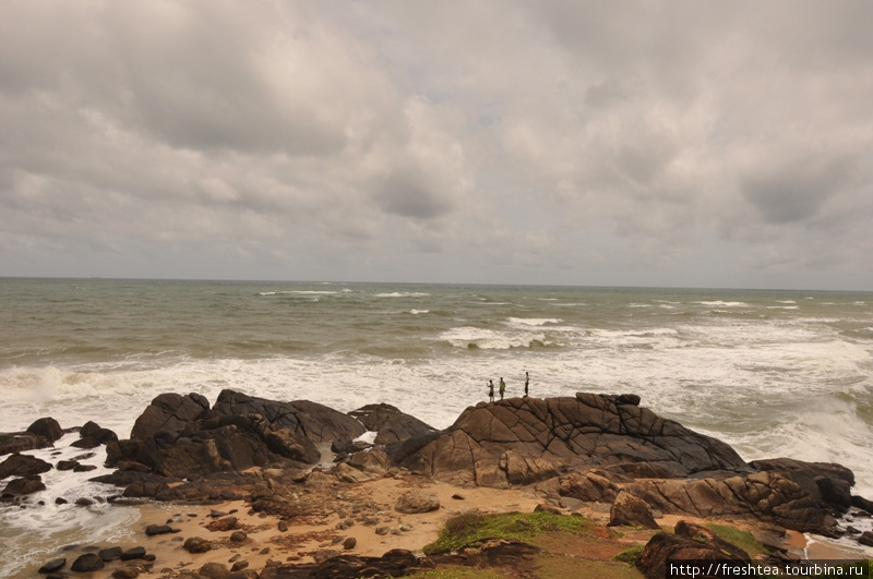 Местные мальчишки с такими капризами погоды знакомы, но бурление воды и быстро бегущие в сторону берега облака у них вызывает азарт. Шри-Ланка