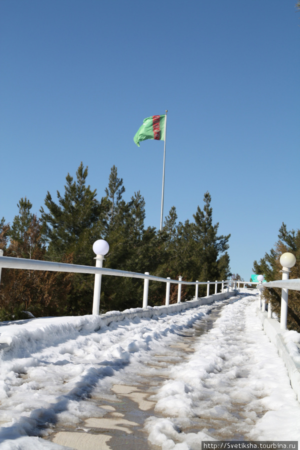 Тропа здоровья вдоль горного хребта Ашхабад, Туркмения