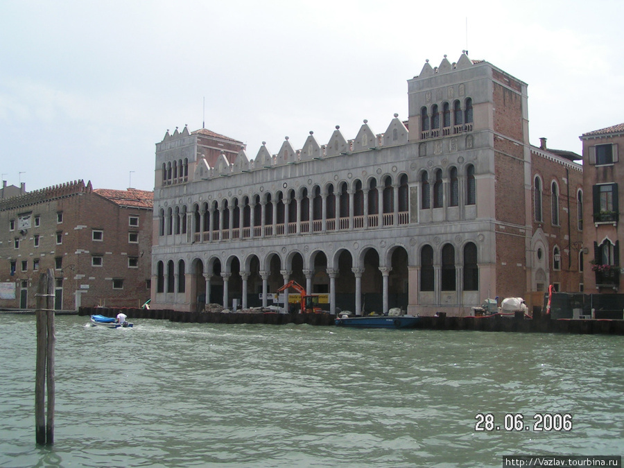 Вид на здание с противоположного берега Венеция, Италия