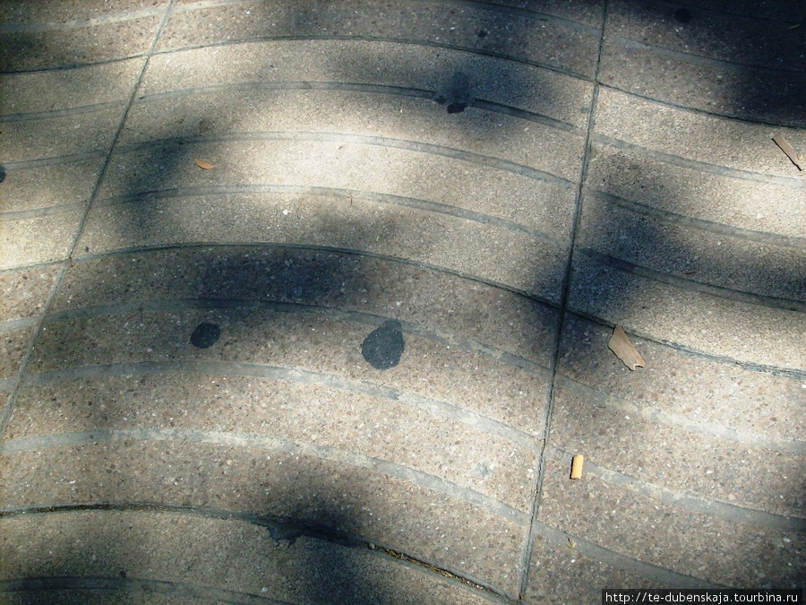 Покрытие улицы Рамбла. Волнообразная форма плитки создает эффект движения. Барселона, Испания