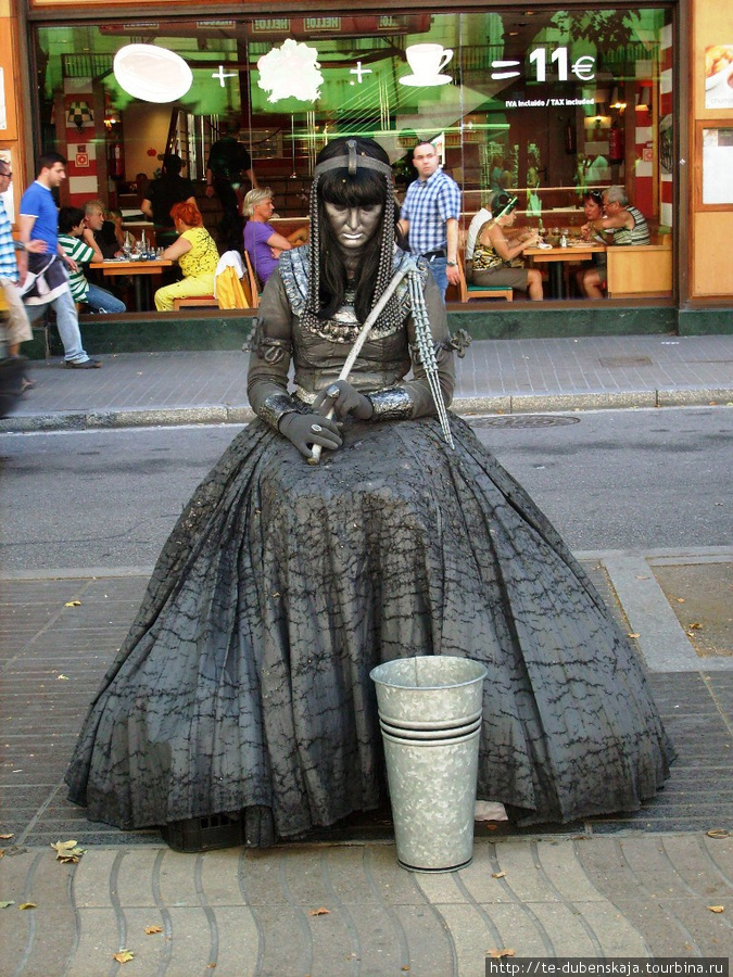 Ее величество — смерть — одна из живых скульптур. Барселона, Испания