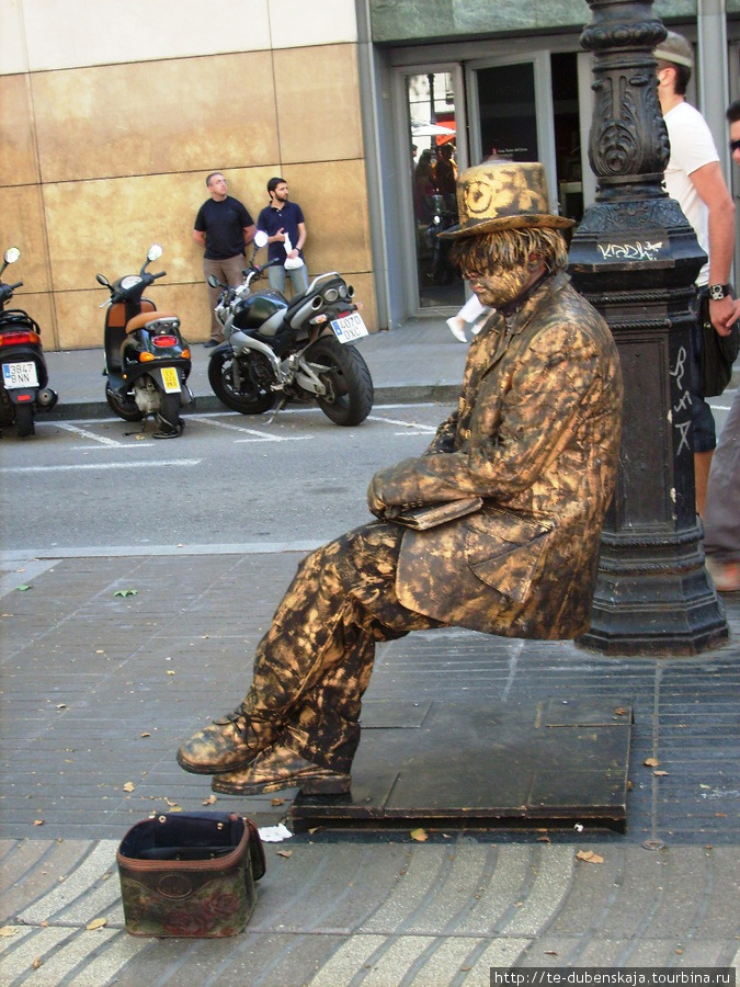 Смотришь на такую живую скульптуру и диву даешься — как они могут так долго сидеть абсолютно неподвижно? Барселона, Испания