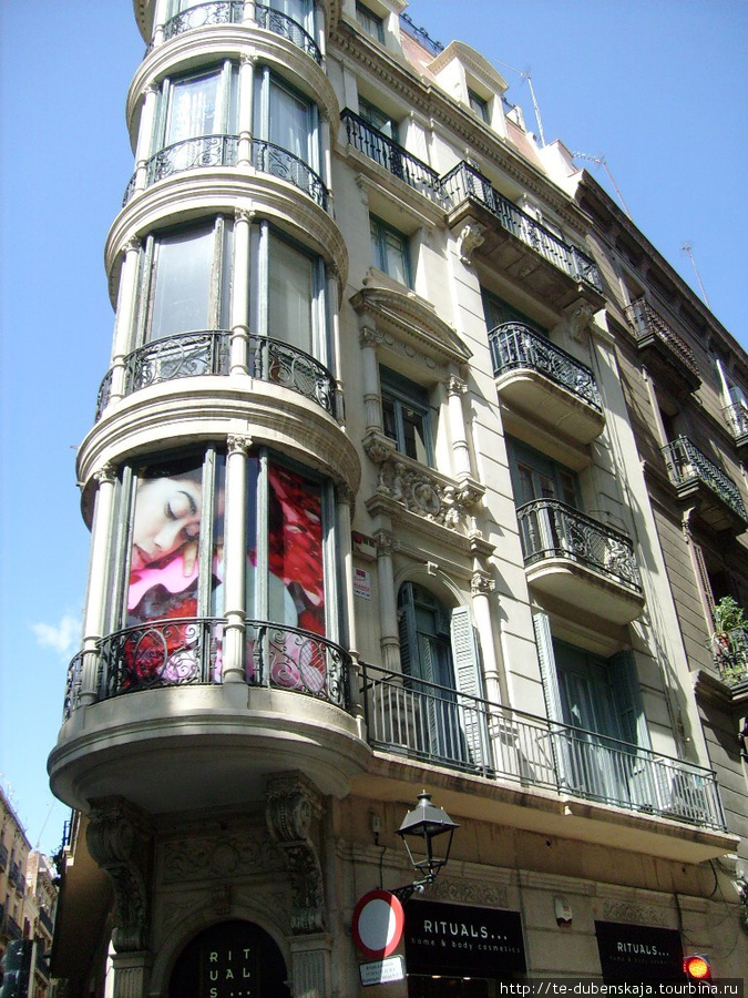 Острые углы фасадов жилых домов. Их окна выходят на Рамблу. Барселона, Испания