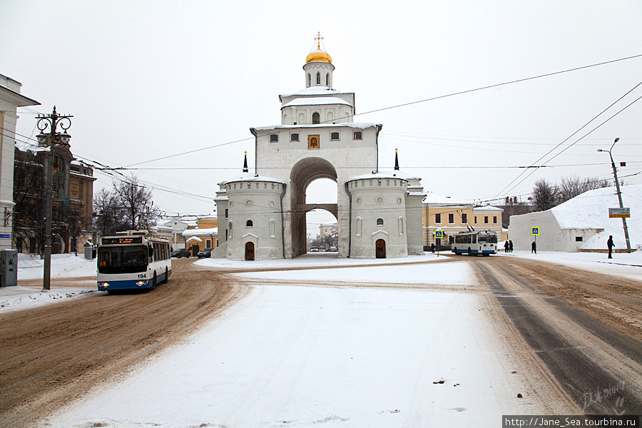Дороги города владимира. Золотые ворота во Владимире зимой.
