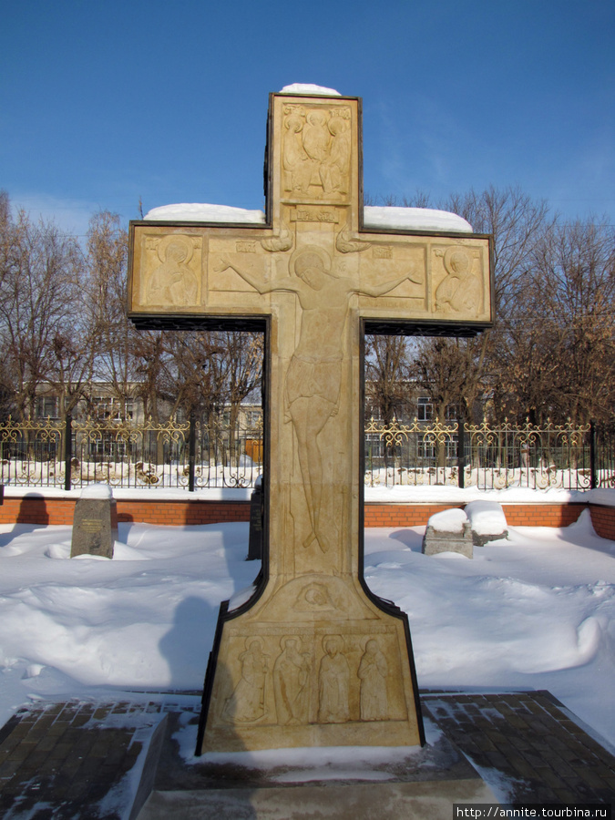 Памятный крест на территории монастыря. Рязань, Россия