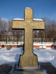 Памятный крест на территории монастыря.
