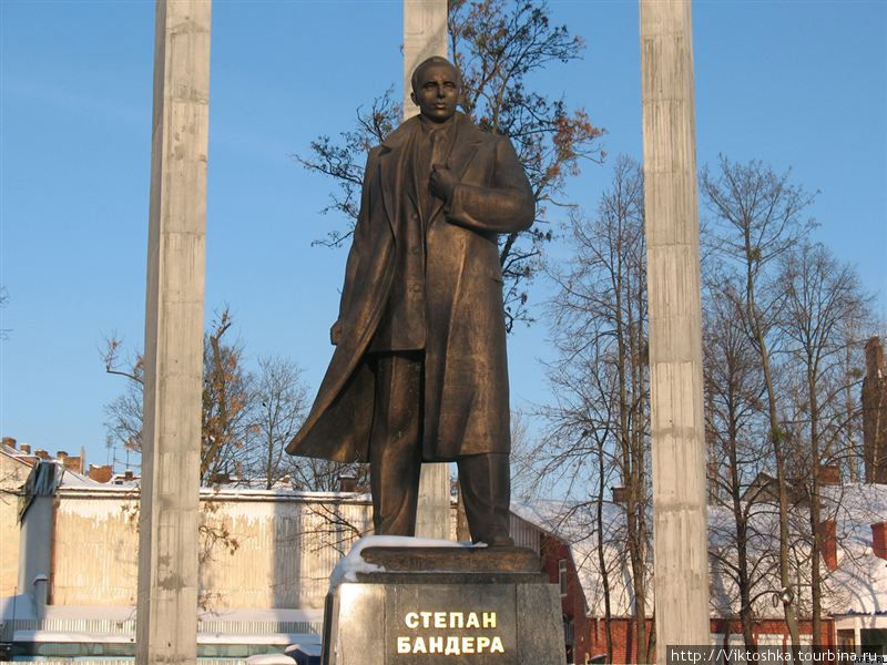 Памятник Степану Бандере во Львове