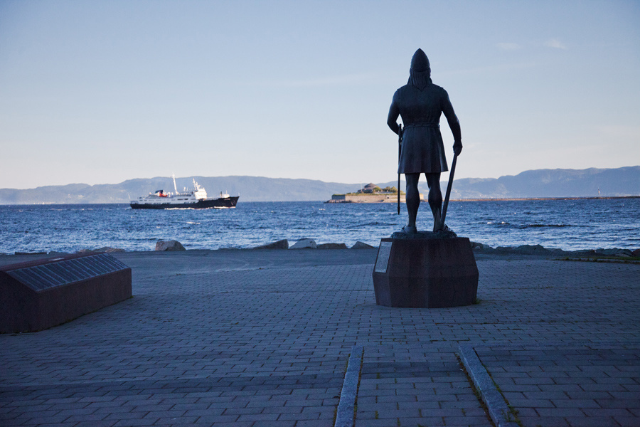 На берегу фьорда стоит памятник Лейфу Эрикссону — первому европейцу, посетившему Америки (как гласит сага и табличка на памятнике). Случилось это за 5 столетий до Колумба. Тронхейм, Норвегия