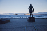 На берегу фьорда стоит памятник Лейфу Эрикссону — первому европейцу, посетившему Америки (как гласит сага и табличка на памятнике). Случилось это за 5 столетий до Колумба.