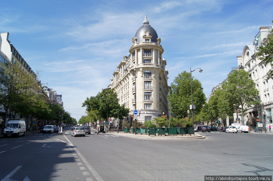 слева — Boulevard des Italiens
справа — Boulevard Haussmann Париж, Франция