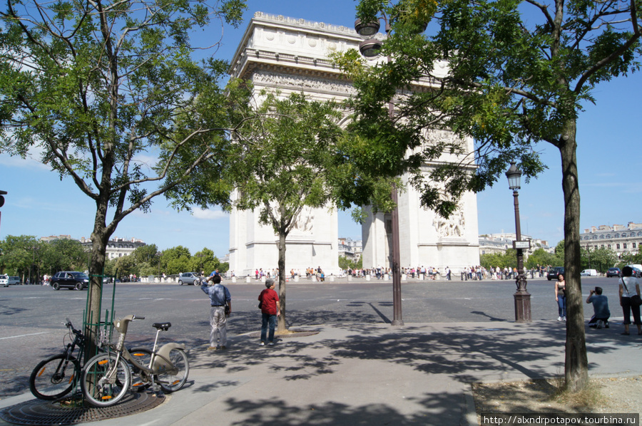 Триумфальная Арка (Arc de Triomphe) на площади Шарля де Голля — Звезды (Charles de Gaulle — Étoile) — впечатляет. На ней еще есть смотровая площадка Париж, Франция