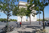 Триумфальная Арка (Arc de Triomphe) на площади Шарля де Голля — Звезды (Charles de Gaulle — Étoile) — впечатляет. На ней еще есть смотровая площадка