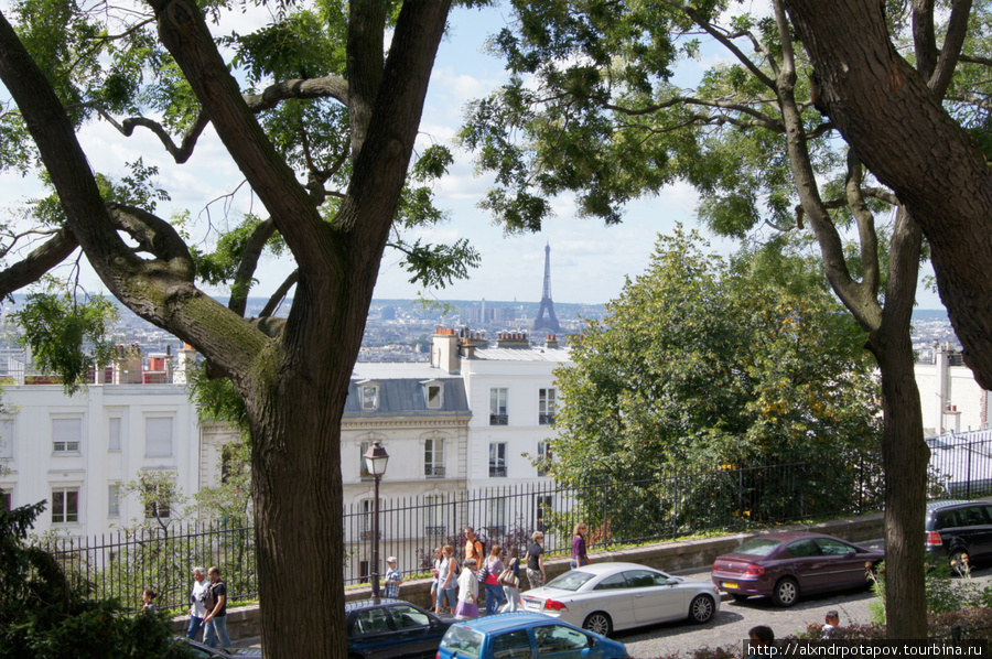 Эйфелева башня с другого конца Парижа Париж, Франция