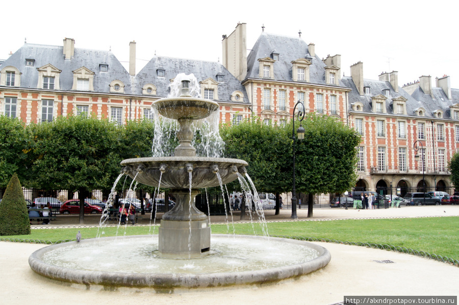 фонтан на Вогезской площади (Place des Vosges) — тоже жутко знаменитое место. В этом вольерчике благоденствия очень приятно прогуляться Париж, Франция