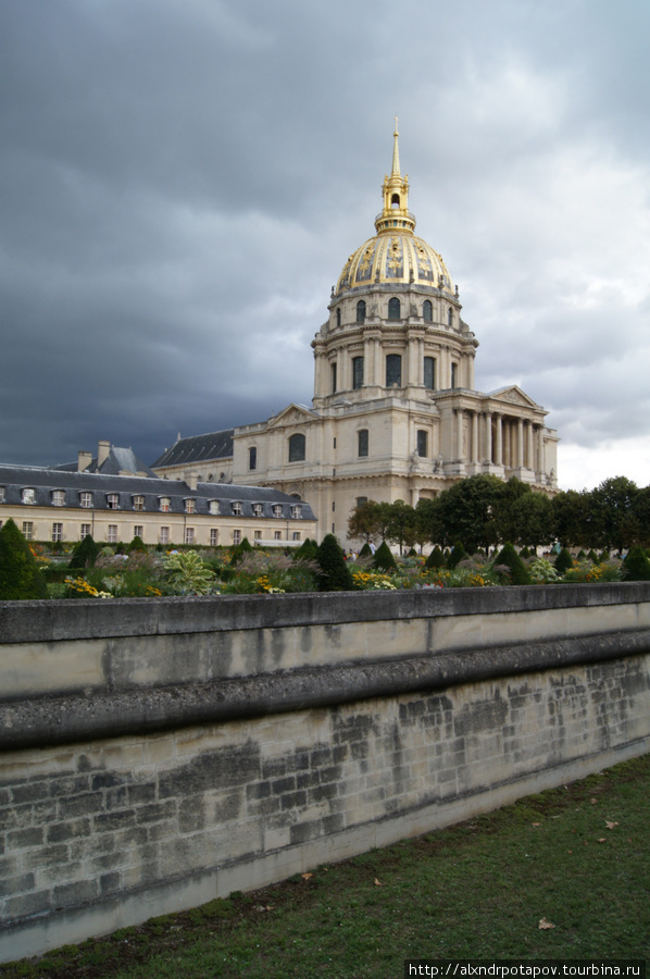 Дом Инвалидов — вид с Avenue de Tourville — волнительное сочетание погоды и красивейшего здания Парижа Париж, Франция