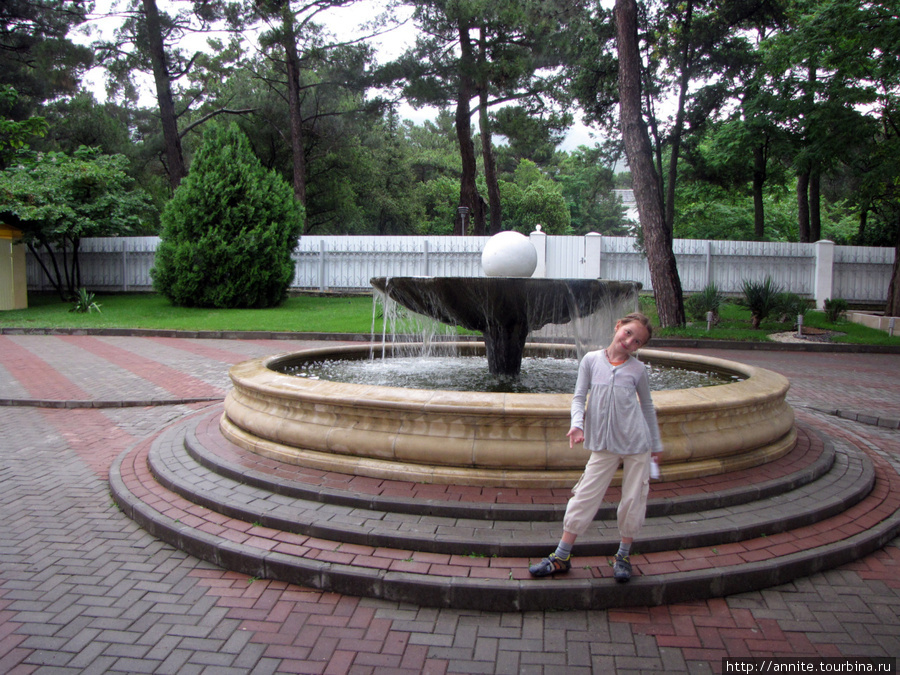 Валерия возле фонтана. Геленджик, Россия