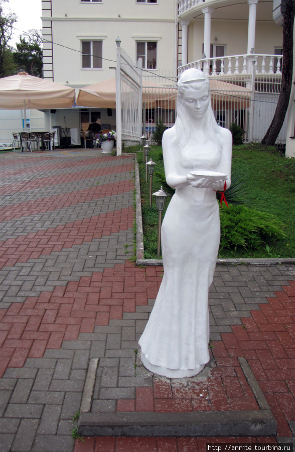 Жарко... Но рядом — оригинальный питьевой бювет: белая невеста — символ города — держит чашу с водой. Геленджик, Россия