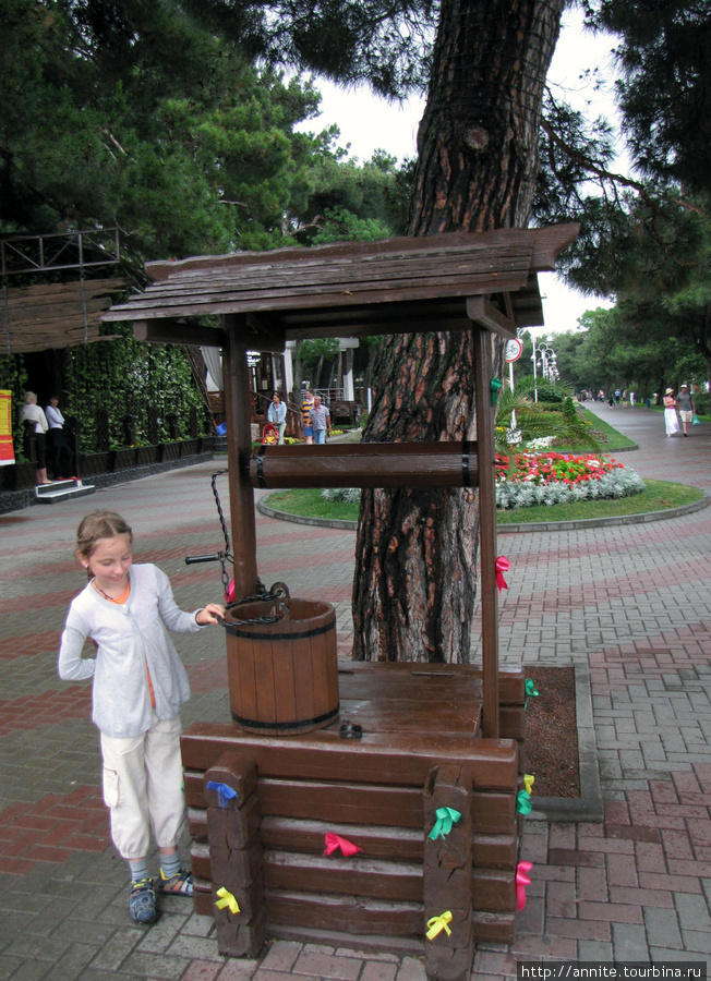 Возле многочисленных кафе на набережной можно встретить колодец.. Геленджик, Россия