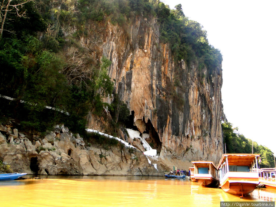Скала с пещерами Tham Ting Бан-Пак-Оу, Лаос