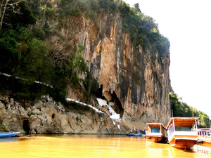 Скала с пещерами Tham Ting