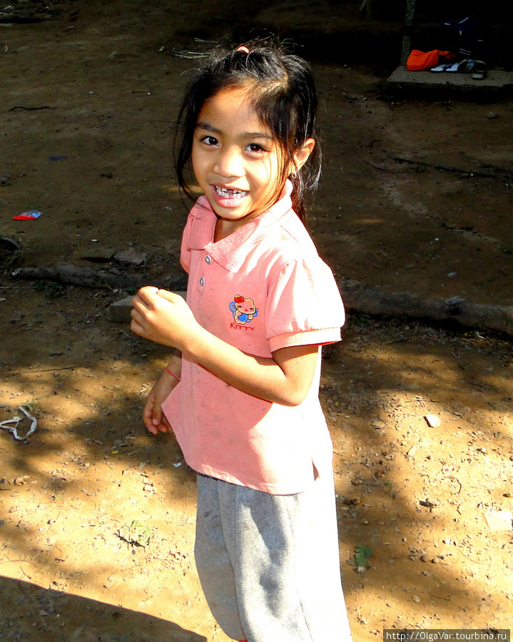 Дети очень приветливы и любопытны Бан-Пак-Оу, Лаос
