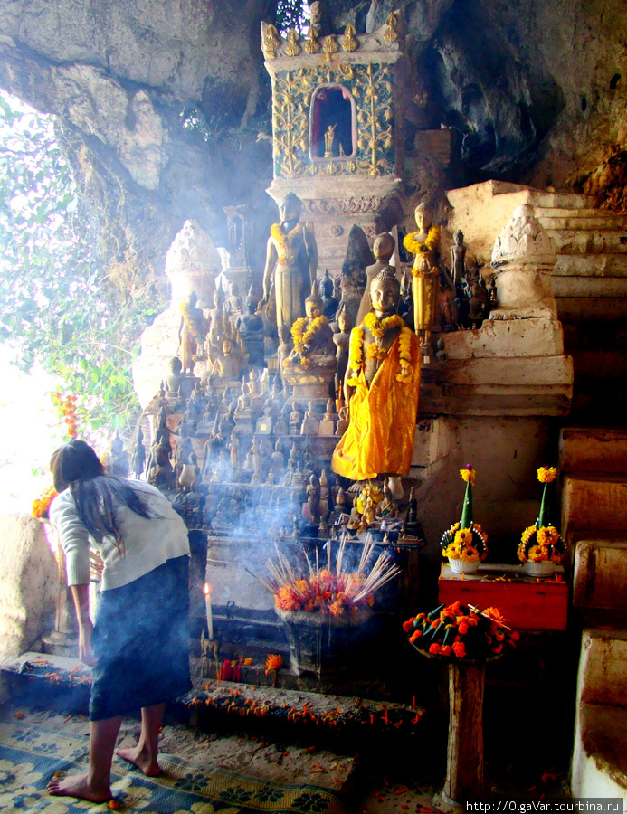 Пещеры Tham Ting – не только природный объект, но, прежде всего,  религиозный храм Бан-Пак-Оу, Лаос