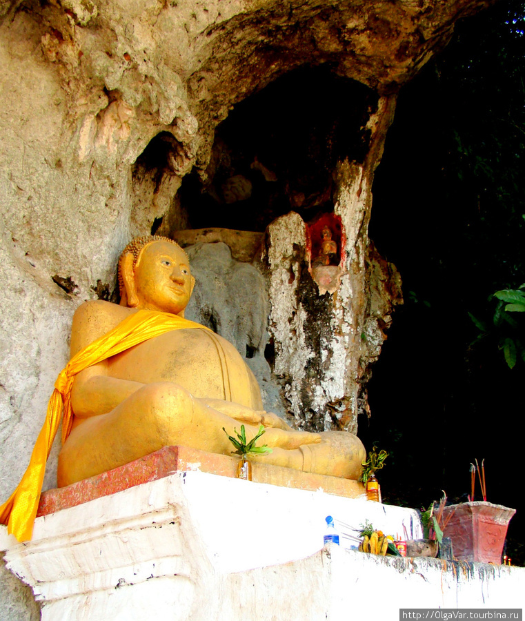 Скульптура Будды перед входом в верхнюю пещеру Бан-Пак-Оу, Лаос