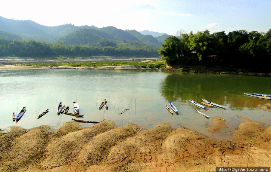Место впадения реки Nam Ou в Меконг Бан-Пак-Оу, Лаос