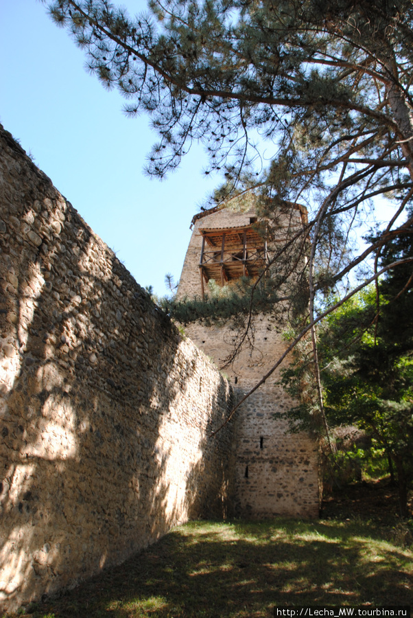 Башня и вход Ксанское ущелье, Южная Осетия
