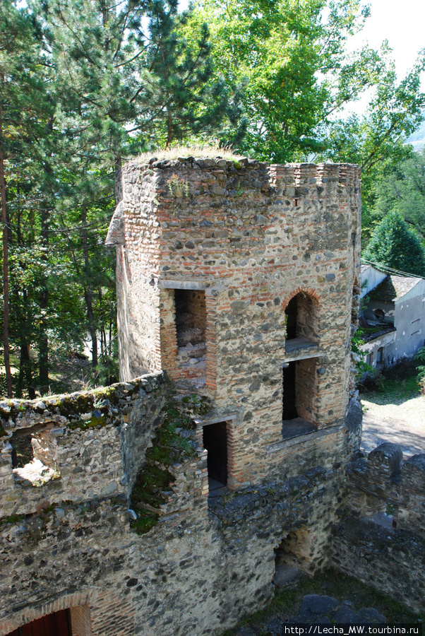 Башня над входом Ксанское ущелье, Южная Осетия