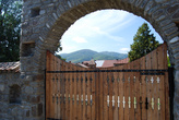 Ворота монастыря Икот ( фото Валерия Плиева)